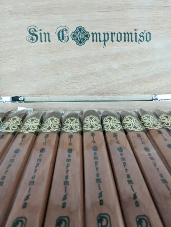 Sin Compromiso Seleccion no.2 Box of 13 close up