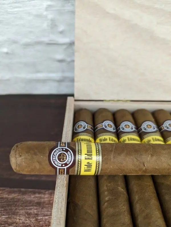 Montecristo Wide Edmundo cigar