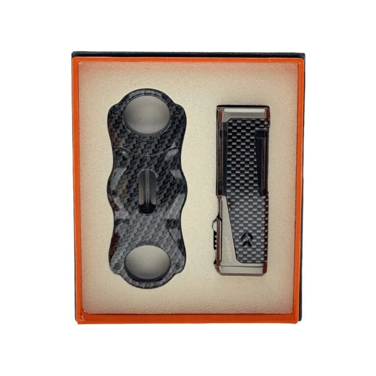 The Honest Lighter & Cutter Set Carbon combines functionality and style, housed in a sleek black and orange presentation box. This premium set is designed for cigar enthusiasts who value quality and convenience, making it an excellent choice for personal use or as a sophisticated gift.